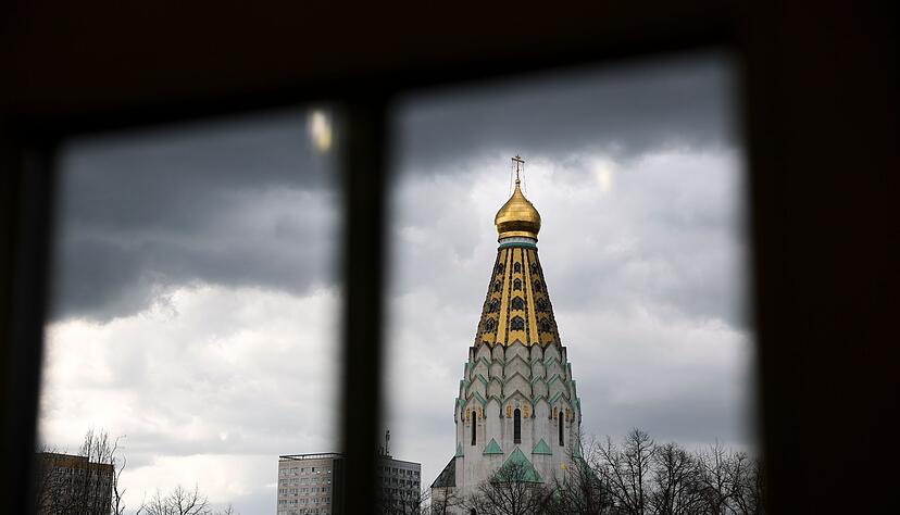 Dunkle Wolken und Schauer bestimmen den Wochenbeginn. (Symbolbild) Dunkle Wolken und Schauer bestimmen den Wochenbeginn. (Symbolbild)