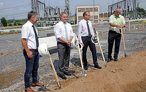 Spatenstich für das Suedlink-Infocenter Ende Juli: (von links) Der Chef der Baufirma Amos, Klaus Wenninger, Minister Franz Untersteller, Transnet-BW-Chef Werner Götz und Bürgermeister Ralf Steinbrenner.
Foto: Archiv/ Nupnau Spatenstich für das Suedlink-Infocenter Ende Juli: (von links) Der Chef der Baufirma Amos, Klaus Wenninger, Minister Franz Untersteller, Transnet-BW-Chef Werner Götz und Bürgermeister Ralf Steinbrenner.
Foto: Archiv/ Nupnau