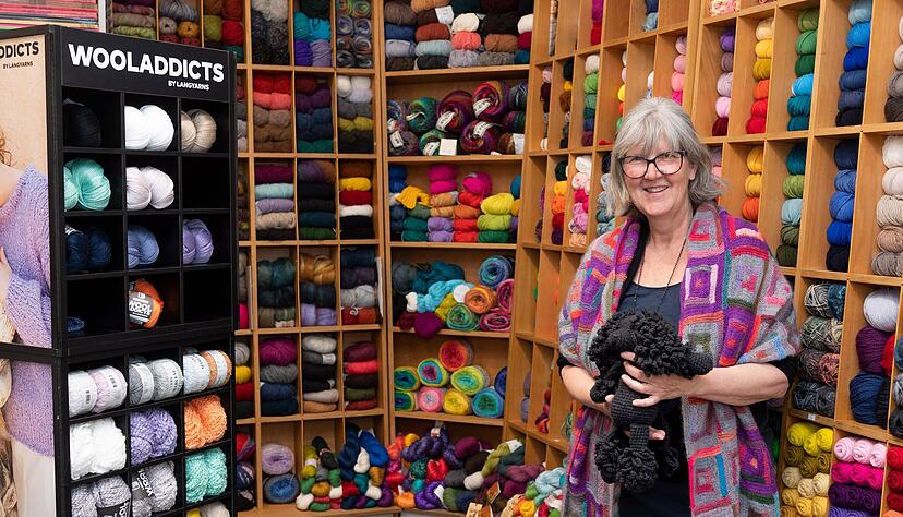 Ingrid Steimer von Wollke am Kieselmarkt spürt bei der Frequenz, dass sich viele Kundinnen noch nicht wieder in die Stadt trauen. Deshalb bietet das Geschäft jetzt digitale Strickkurse an.
Fotos: Mario Berger