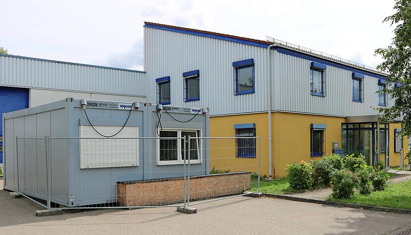 Diese Gewerbehalle in der Moosbachstra&szlig;e 10 in Schwabbach ist seit Juni 2022 umgebaut, aber erst seit Juni 2023 bewohnt. 23 von 78 Pl&auml;tzen sind belegt.