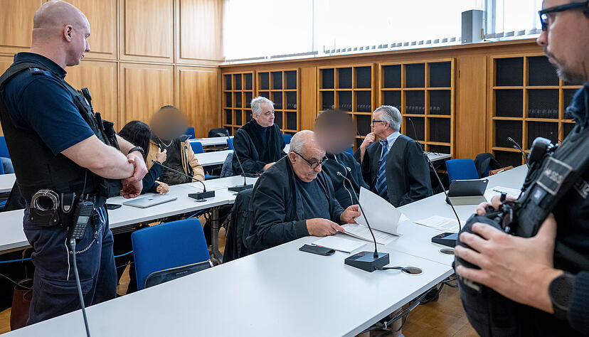 Wegen schweren Raubes und gefährlicher Körperverletzung stehen zwei Angeklagte vor Gericht.