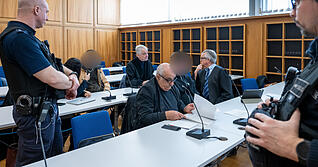 Wegen schweren Raubes und gefährlicher Körperverletzung stehen zwei Angeklagte vor Gericht.