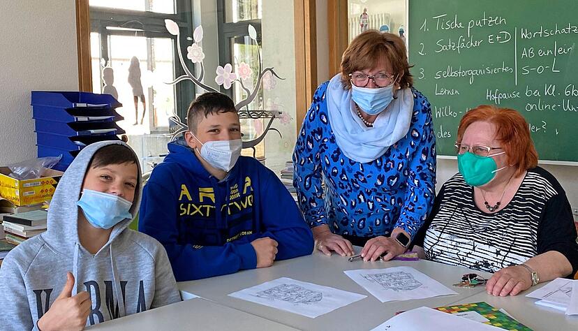 Von links:) Die Brüder Tymur (12) und Yehor (14) aus der Ukraine mit Rektorin Sabine Keidel und Ulrike Franze, die eine der beiden Vorbereitungsklassen an der Ludwig-Frohnhäuser-Schule in Bad Wimpfen betreut. Von links:) Die Brüder Tymur (12) und Yehor (14) aus der Ukraine mit Rektorin Sabine Keidel und Ulrike Franze, die eine der beiden Vorbereitungsklassen an der Ludwig-Frohnhäuser-Schule in Bad Wimpfen betreut.