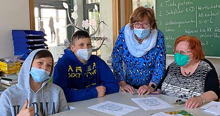 (Von links:) Die Brüder Tymur (12) und Yehor (14) aus der Ukraine mit Rektorin Sabine Keidel und Ulrike Franze, die eine der beiden Vorbereitungsklassen an der Ludwig-Frohnhäuser-Schule in Bad Wimpfen betreut.
Fotos: Lisa Könnecke (Von links:) Die Brüder Tymur (12) und Yehor (14) aus der Ukraine mit Rektorin Sabine Keidel und Ulrike Franze, die eine der beiden Vorbereitungsklassen an der Ludwig-Frohnhäuser-Schule in Bad Wimpfen betreut.
Fotos: Lisa Könnecke