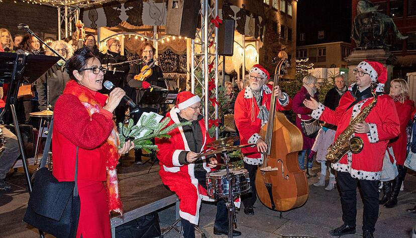 Musikalische Eröffnung des Heilbronner Weihnachtsmarkts auf dem Marktplatz mit den Swingenden Weihnachtsmännern und dem Chor TonArt.
Foto: Mario Berger Musikalische Eröffnung des Heilbronner Weihnachtsmarkts auf dem Marktplatz mit den Swingenden Weihnachtsmännern und dem Chor TonArt.
Foto: Mario Berger
