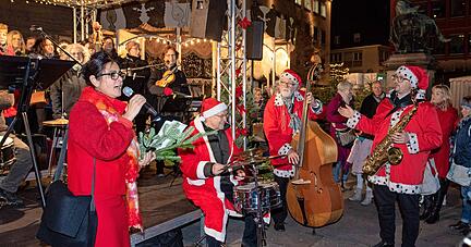 Musikalische Eröffnung des Heilbronner Weihnachtsmarkts auf dem Marktplatz mit den Swingenden Weihnachtsmännern und dem Chor TonArt.
Foto: Mario Berger
