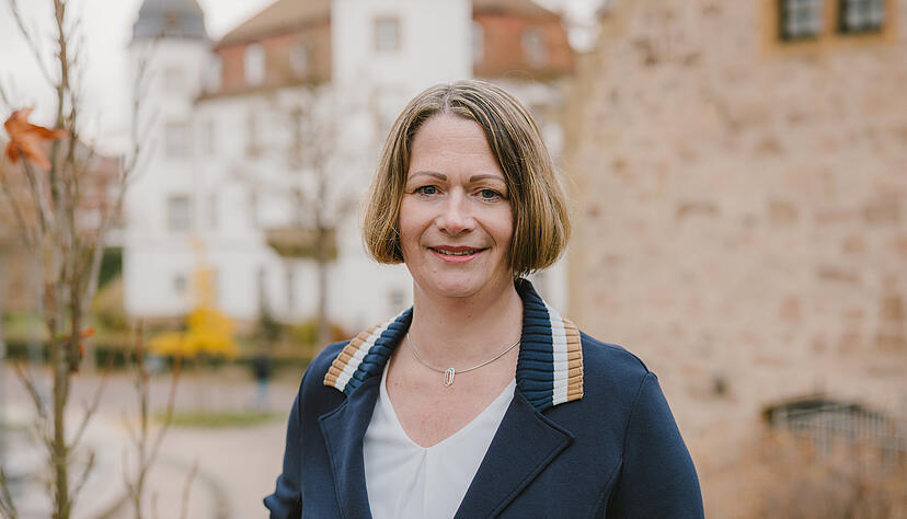 Ina Krone tritt bei der Bürgermeisterwahl am 8. März in Pfedelbach als parteilose Kandidatin an. Die 47-jährige Diplom-Verwaltungswirtin (FH), lebt mit Ihrem Mann und ihren zwei Kindern im Teilort Buchhorn. Ina Krone tritt bei der Bürgermeisterwahl am 8. März in Pfedelbach als parteilose Kandidatin an. Die 47-jährige Diplom-Verwaltungswirtin (FH), lebt mit Ihrem Mann und ihren zwei Kindern im Teilort Buchhorn.