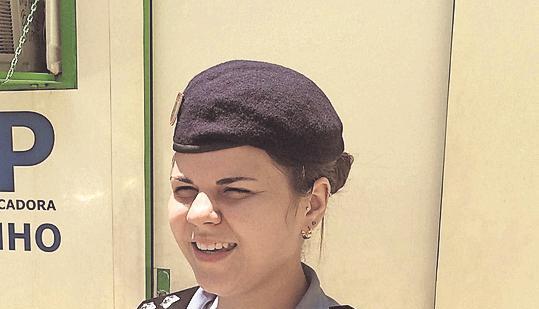 Mutig: Polizistin Jeniffer Azevedo vor einem Container der UPP in der Favela.