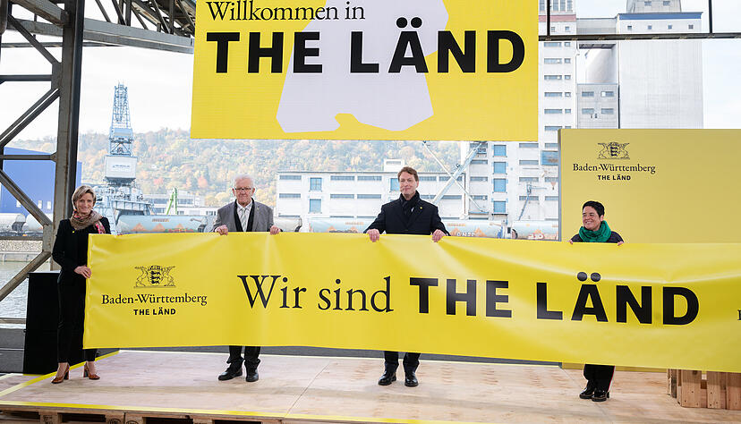 Nicole Hoffmeister-Kraut (CDU), Wirtschaftsministerin von Baden-Württemberg (von links) Winfried Kretschmann (Bündnis 90/Die Grünen), Ministerpräsident von Baden-Württemberg, Ola Källenius, Vorstandsvorsitzender Daimler AG und die zwei Sterne-Köchin Douce Steiner. Fotos: dpa Nicole Hoffmeister-Kraut (CDU), Wirtschaftsministerin von Baden-Württemberg (von links) Winfried Kretschmann (Bündnis 90/Die Grünen), Ministerpräsident von Baden-Württemberg, Ola Källenius, Vorstandsvorsitzender Daimler AG und die zwei Sterne-Köchin Douce Steiner. Fotos: dpa