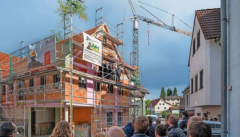 Richtfest am Erweiterungsbau: Im Erdgeschoss entstehen ein gl&auml;serner Empfang und Toiletten, dar&uuml;ber der Tagungsraum mit Aufzug.
Foto: Christiana Kunz