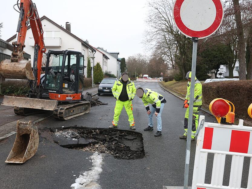Ein Stra&szlig;eneinsturz nach einem Wasserrohrbruch sorgt f&uuml;r einen Einsatz in Neckargartach.