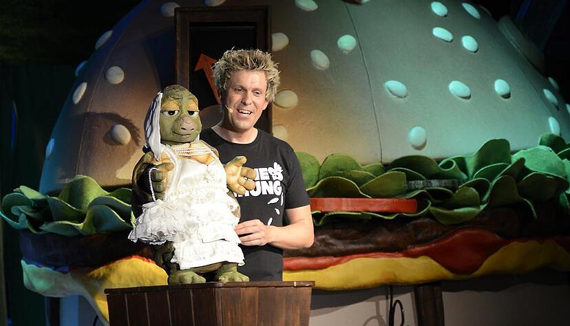 Herr und Knecht, Puppenspieler und Puppe: der Berliner Comedian Sascha Grammel zu Gast in der Harmonie Heilbronn.
Foto: Thomas Braun Herr und Knecht, Puppenspieler und Puppe: der Berliner Comedian Sascha Grammel zu Gast in der Harmonie Heilbronn.
Foto: Thomas Braun