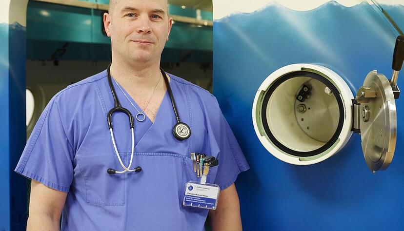 Druckkammerzentrum Stuttgart im Klinikum Ludwigsburg: Funktionsoberarzt Clemens Henze. Druckkammerzentrum Stuttgart im Klinikum Ludwigsburg: Funktionsoberarzt Clemens Henze.