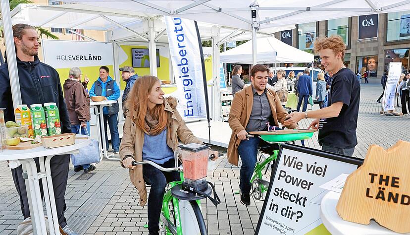 Sportlich sein und Energie sparen: Beim Besuch der Cleverländ Kampagne strampelten Besucher unter anderem für den Akku des Handys. Sportlich sein und Energie sparen: Beim Besuch der Cleverländ Kampagne strampelten Besucher unter anderem für den Akku des Handys.