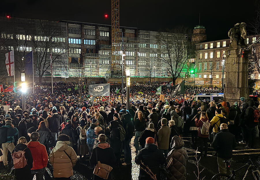 Mehrere Tausend Menschen haben am Mittwochabend in Freiburg gegen Rechtsextremismus demonstriert. Mehrere Tausend Menschen haben am Mittwochabend in Freiburg gegen Rechtsextremismus demonstriert.
