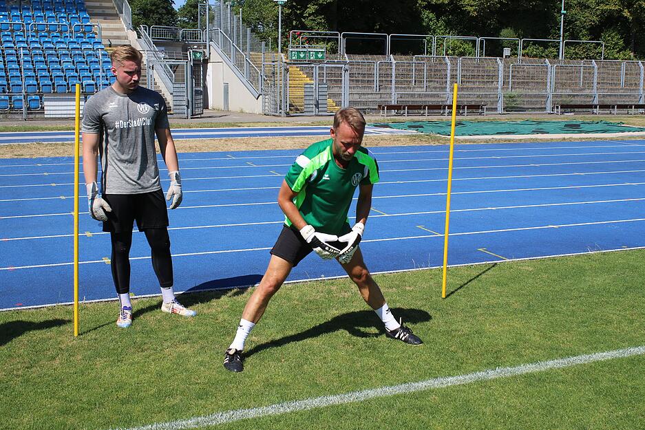 Torwarttrainer Sven Seeg zeigt Daniel Keller den Sinn seiner Übung.
