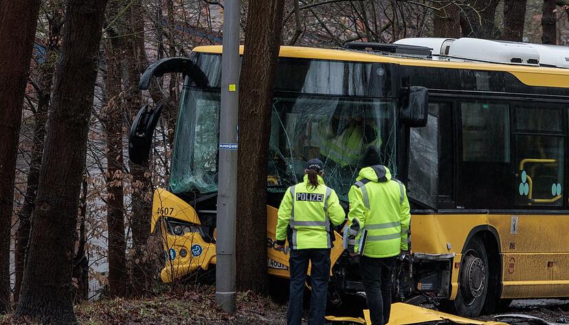 Ein Autofahrer kam mit lebensbedrohlichen Verletzungen ins Krankenhaus. Ein Autofahrer kam mit lebensbedrohlichen Verletzungen ins Krankenhaus.