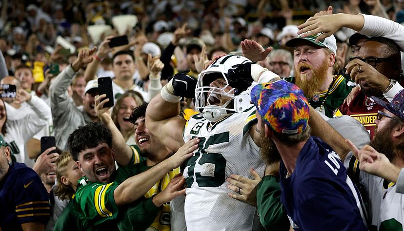 Tucker Kraft lässt sich nach einem Touchdown von den Fans feiern.