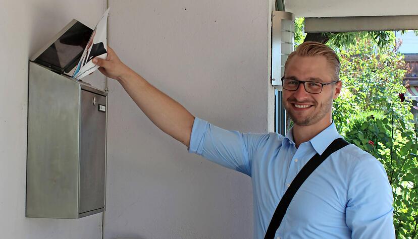 Thomas Einfalt ist in Gochsen unterwegs und wirft seine Broschüre in die Briefkästen, wenn niemand öffnet. Die Hausbesuche haben für ihn aktuell Priorität. Thomas Einfalt ist in Gochsen unterwegs und wirft seine Broschüre in die Briefkästen, wenn niemand öffnet. Die Hausbesuche haben für ihn aktuell Priorität.