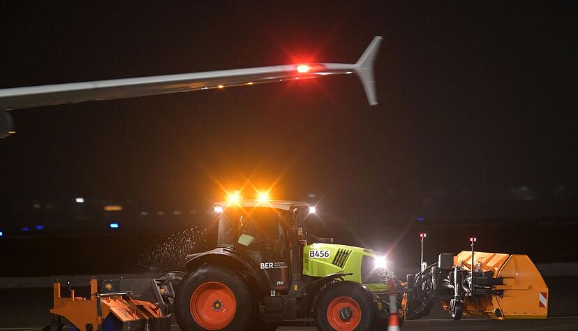Ein R&auml;umfahrzeug f&auml;hrt &uuml;ber das Flugfeld des Berliner Flughafen BER.