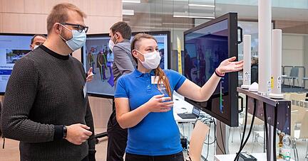 Erik Heinrich und Lisa-Franziska Schäfer unterhalten sich über die technischen Voraussetzungen für das autonome Fahren. Mit Bildschirmen und Exponaten wollten HHN-Mitarbeiter den Stand der Forschung vermitteln.
Foto: Andreas Veigel Erik Heinrich und Lisa-Franziska Schäfer unterhalten sich über die technischen Voraussetzungen für das autonome Fahren. Mit Bildschirmen und Exponaten wollten HHN-Mitarbeiter den Stand der Forschung vermitteln.
Foto: Andreas Veigel