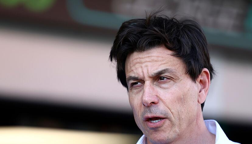 Mercedes-Teamchef Toto Wolff er hat sich bei einem Rad-Unfall am Arm verletzt.