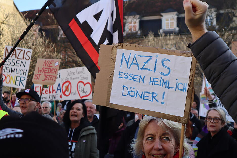 Die Demonstrierenden − über alle Generationen hinweg − sind mit zahlreichen Schildern vor die Stiftskirche geströmt. Die Demonstrierenden − über alle Generationen hinweg − sind mit zahlreichen Schildern vor die Stiftskirche geströmt.