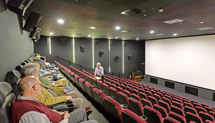 Wo sonst bis zu 180 Kinofreunde Platz nehmen, lassen sich "Stimme"-Leser in den Logenplätzen von Saal 1 im Arthaus-Kino in die kurze Geschichte des Kinolebens gestern und heute einführen. Wo sonst bis zu 180 Kinofreunde Platz nehmen, lassen sich "Stimme"-Leser in den Logenplätzen von Saal 1 im Arthaus-Kino in die kurze Geschichte des Kinolebens gestern und heute einführen.