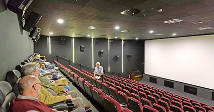 Wo sonst bis zu 180 Kinofreunde Platz nehmen, lassen sich "Stimme"-Leser in den Logenplätzen von Saal 1 im Arthaus-Kino in die kurze Geschichte des Kinolebens gestern und heute einführen.