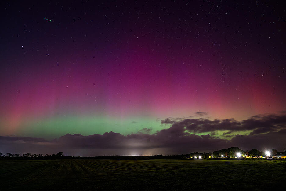 Polarlichter sind am Himmel, nahe Harrislee kurz hinter der dänischen Grenze und am Flensburger Hafen zu sehen.