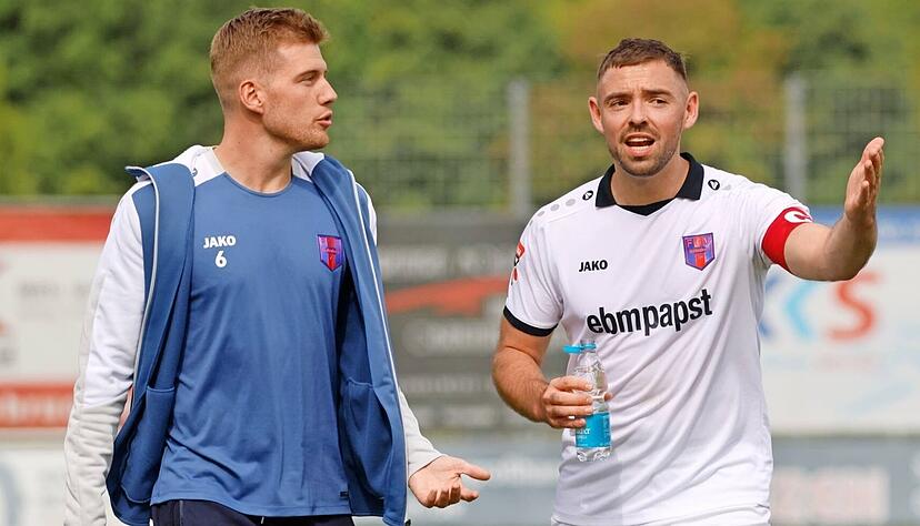 Jonas Limbach (links) im Gespräch mit Hannes Scherer muss gegen Aalen wegen seiner Rotsperre noch einmal pausieren. Mit dem VfR kommt am Samstag der Oberliga-Tabellenführer ins Greut.
Foto: Marc Schmerbeck
