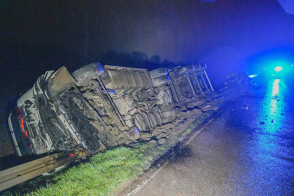 Der Lkw kippte nach dem Zusammenprall in der Nacht auf Samstag auf die Seite. Der Fahrer blieb unverletzt.