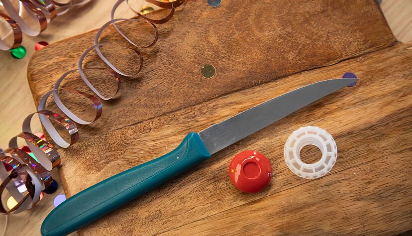 Schritt 2: Die Kappe vom Sektkorken l&ouml;sen.