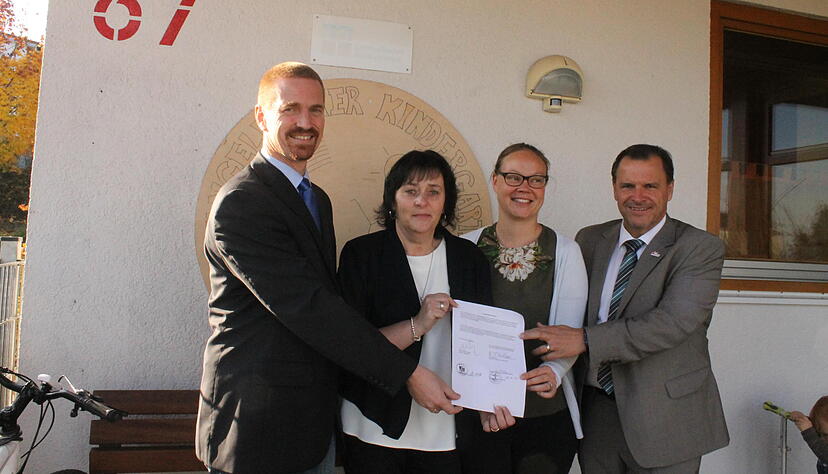 &Uuml;bergabe der Vereinbarung im Hellberg-Kindergarten (von links): Pfarrer Friedhelm Bokelmann, Leiterin Christine Senn, die st&auml;dtische Gesch&auml;ftsbereichsleiterin Jessica Wells und Oberb&uuml;rgermeister Klaus Holaschke. Foto: Peter Boxheimer