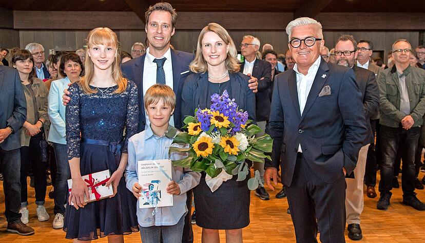 Klaus-Peter Waldenberger (r.) beglückwünscht Sarina Pfründer. Mit dabei Pfründers Lebensgefährte Falko Schmidt-Viereck und ihre beiden Kinder Sophia und Constantin. Klaus-Peter Waldenberger (r.) beglückwünscht Sarina Pfründer. Mit dabei Pfründers Lebensgefährte Falko Schmidt-Viereck und ihre beiden Kinder Sophia und Constantin.