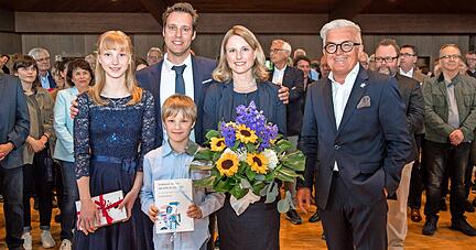 Klaus-Peter Waldenberger (r.) beglückwünscht Sarina Pfründer. Mit dabei Pfründers Lebensgefährte Falko Schmidt-Viereck und ihre beiden Kinder Sophia und Constantin.