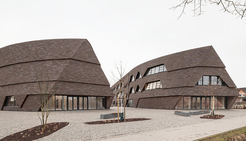 Das neue Unternehmen der Würth-Gruppe baut vorgehängte hinterlüftete Fassaden, wie hier Hamburg beim Neubau der Stadtteilschule Kirchwerder in Hamburg. Das neue Unternehmen der Würth-Gruppe baut vorgehängte hinterlüftete Fassaden, wie hier Hamburg beim Neubau der Stadtteilschule Kirchwerder in Hamburg.