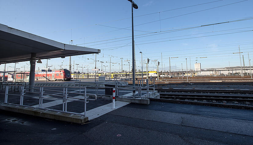 An dieser Stelle am Heilbronner Hauptbahnhof soll die neue Fuß- und Radwegbrücke über die Gleise gebaut werden. Foto: Andreas Veigel