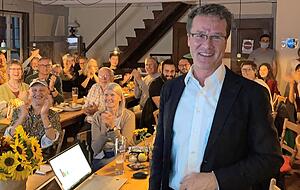 Applaus brandet auf im Saal des Museumsgasthofs "Zum Roten Ochsen", als Harald Ebner verkündet, dass er zuversichtlich ist, für Hohenlohe wieder nach Berlin zu fahren.
Foto: Yvonne Tscherwitschke
