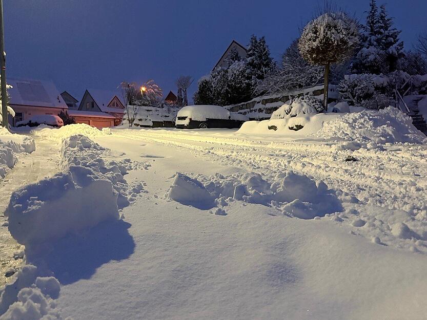 Die Stra&szlig;en in Bretzfeld-Bitzfeld sind am Montagmorgen noch voller Schnee.