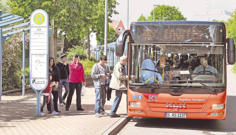 Um- und Einsteigen am Brackenheimer Rondell: Zum Fahrplanwechsel im Dezember soll der Zentrale Omnibus-Bahnhof umgebaut und vergrößert sein. Foto: Mario Berger