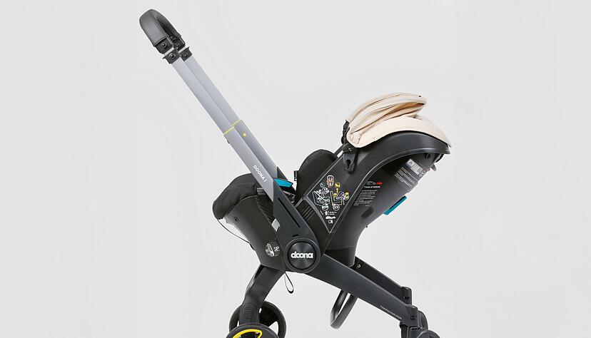 Doona i + Doona i Isofix Base wird im Segment Babyschalen und Sitze f&uuml;r Kleinkinder bis etwa 1,5 Jahre mit &laquo;gut&raquo; bewertet (Note 1,7). Die Babyschale von Doona verf&uuml;gt &uuml;ber ein integriertes Fahrgestell, das sich ein- und ausklappen l&auml;sst.