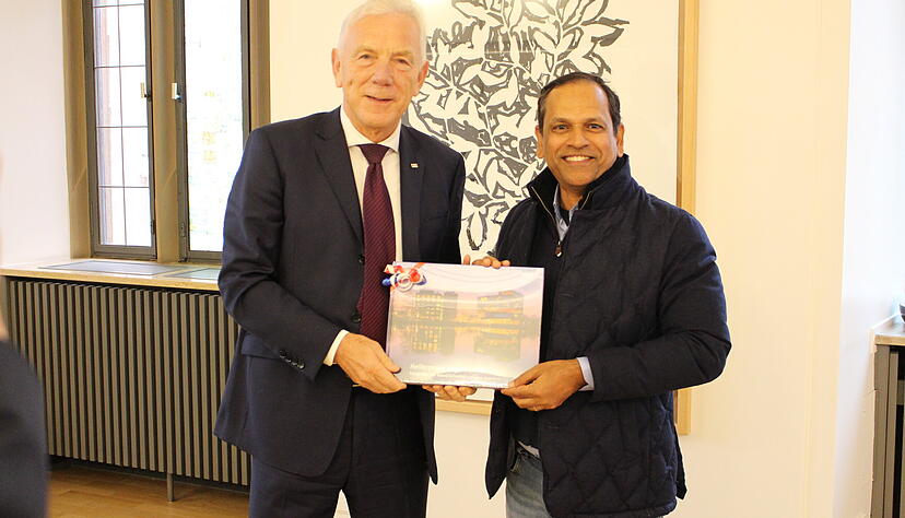 Oberb&uuml;rgermeister Harry Mergel empf&auml;ngt Dileep Kumar im Rathaus Heilbronn.