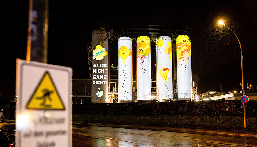 Das Münchner Umweltinstitut hat mit einer Protestaktion gegen den Chemiekonzern Solvay auf dessen SF6-Leck aufmerksam gemacht. Mit Projektionen wurde das Werk in Bad Wimpfen beleuchtet. Das Münchner Umweltinstitut hat mit einer Protestaktion gegen den Chemiekonzern Solvay auf dessen SF6-Leck aufmerksam gemacht. Mit Projektionen wurde das Werk in Bad Wimpfen beleuchtet.