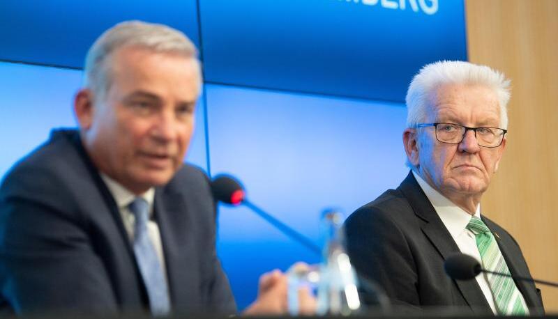 Winfried Kretschmann (B&uuml;ndnis 90/Die Gr&uuml;nen, rechts) und Thomas Strobl (CDU) wollen erneut ein Regierungsb&uuml;ndnis bilden. Foto: Archiv/dpa