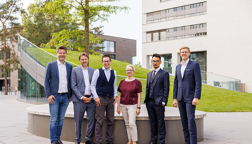 Gudrun Kiesmüller (dritte von rechts) mit einigen ihrer Kollegen. Das Center kooperiert auch weltweit mit Universitäten, zum Beispiel mit der TU Eindhoven.
Foto: TUM
