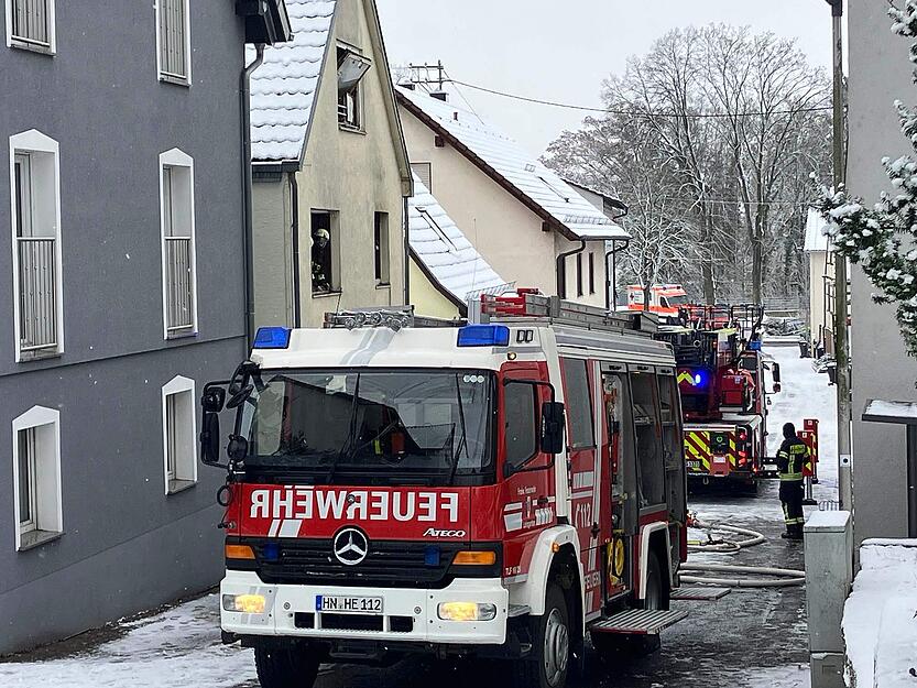 Bei dem Brand wurde ein Mensch getötet, wie ein Polizeisprecher auf Nachfrage mitteilte.