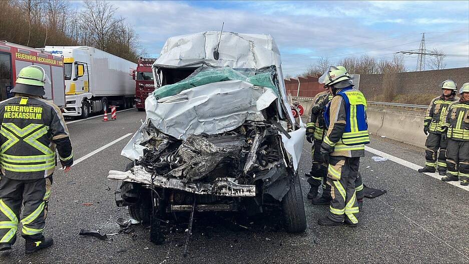 Der Transporter ist auf Höhe Erlenbach in einen vorausfahrenden Lkw gekracht. Der Transporter ist auf Höhe Erlenbach in einen vorausfahrenden Lkw gekracht.