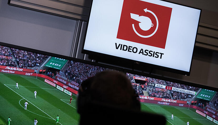 Ein Blick in den "Kölner Keller", in dem die Videoassistenten strittige Spielszenen bewerten. Foto: dpa