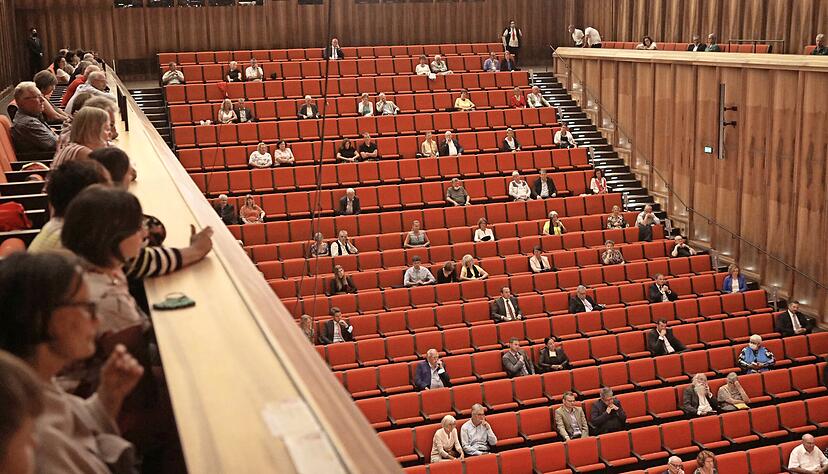 Nur 131 Menschen konnten wegen Corona im Reinhold-Würth-Saal dem Stimme-Talk zuhören. Auf Youtube und auf stimme.de ist die Veranstaltung im Laufe des Samstags in voller Länge zu sehen.
Fotos: Ralf Seidel Nur 131 Menschen konnten wegen Corona im Reinhold-Würth-Saal dem Stimme-Talk zuhören. Auf Youtube und auf stimme.de ist die Veranstaltung im Laufe des Samstags in voller Länge zu sehen.
Fotos: Ralf Seidel